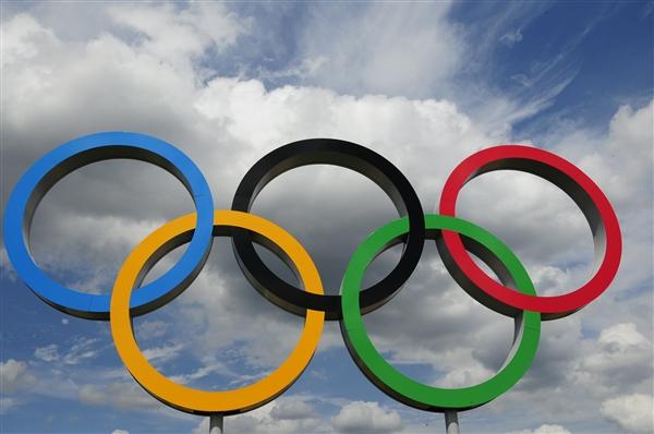 东京奥运五环上落了一只飞蛾 网友:结束了还出幺蛾子